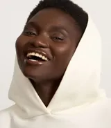 Buzo negro de algodón con forro de polar, cuello con capucha y mangas largas.
