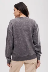 Buzo gris oversize con estampado gráfico de mariposa en el frente.