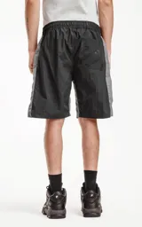 Bermuda negra con paneles laterales grises, cintura elastizada con cordón de ajuste y bolsillos laterales.