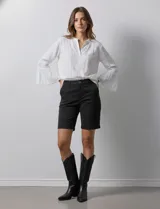 Bermuda de jean elastizada azul, marca One Five One. Pretina con pasadores, botón y cierre. Delantera con bolsillos. Trasera con bolsillos simulados.