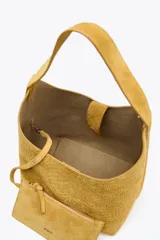 Bolso de hombro amarillo con cuerpo en relieve efecto trenzado, asa de hombro, cartera interior con cierre mediante cremallera metálica, base rígida con tachas y cierre mediante botón imantado.