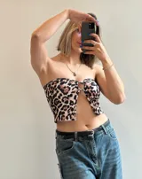 Top bandeau corto con estampado animal print de leopardo y abertura en el centro del pecho.