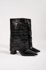 Botas negras de cuero con estampado de piel de cocodrilo, caña alta y punta fina. Presentan un candado plateado decorativo en la parte superior de la caña y un tacón de aguja.