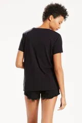Remera negra de manga corta con cuello redondo y logo Levi's Batwing en rojo estampado en el frente.