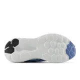 Championes New Balance modelo 411 para mujer, color celeste claro con detalles en azul oscuro y logo 'N' en negro. Tienen una suela gruesa de espuma blanca texturizada.