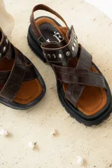 Sandalias negras de charol con tiras cruzadas y plataforma track.