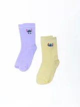Pack de dos pares de medias de caña media, una color lila y otra color amarillo pastel, ambas con diseño bordado de Stitch.