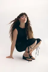 Bermuda gris satinada con corte recto, cintura elastizada, bolsillos frontales y tiras laterales para ajustar.