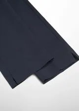 Pantalón skinny negro con diseño crop, tiro medio, trabillas, dos bolsillos laterales y dos bolsillos de ribete en la parte posterior.