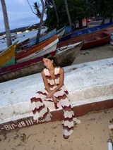 Conjunto marrón de chaleco largo sin mangas y pantalón palazzo acanalado.