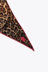 Pañuelo de viscosa con estampado animal print y borde fucsia.