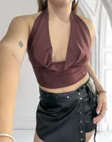 Top blanco con escote halter y espalda descubierta.