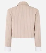Blazer color beige con rayas verticales finas, cuello con solapa, doble botón, bolsillos delanteros y mangas largas con detalle contrastante en blanco.