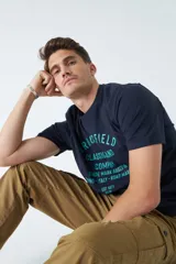 Remera de hombre azul marino con estampado frontal de la marca Brookfield en color celeste.