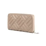Billetera de poliéster color taupe con diseño acolchado. Tiene cierre perimetral, diez compartimentos internos y un bolsillo interno con cierre.
