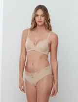 Panty tipo brief color piel, con cintura elástica y detalle de encaje en la parte superior.
