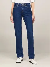 Pantalón de jean azul oscuro, de corte recto y talle medio, con diseño clásico de cinco bolsillos.