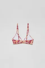 Top de bikini con estampado de flores en tonos naranja y blanco, con corte triangular y tirantes finos.