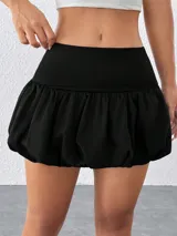 Minifalda negra con cintura elastizada y corte abullonado.