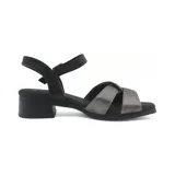 Sandalia de mujer Panama Jack color dorado metalizado, con tacón bajo y ancho. Presenta tiras cruzadas en la parte delantera, una de ellas en color plateado, y cierre ajustable con hebilla en el tobillo.