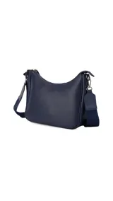 Bandolera morral negra de símil cuero, con cierre trasero y división interna. Incluye correa de galón ajustable.