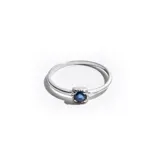 Anillo de plata 925 con piedra central azul, de diseño elegante y minimalista.