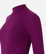 Blusa de manga larga ajustada al cuerpo, color morado oscuro, con cuello alto.