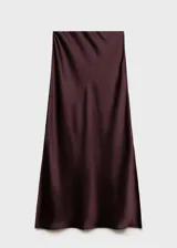 Falda maxi color crema de tejido satinado con goma elástica en la cintura y abertura lateral.