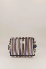 Neceser rectangular con cierre superior, diseño a rayas verticales en tonos verde, blanco y violeta.