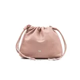 Cartera bandolera color nude, confeccionada en símil cuero graneado. Tiene acceso con cordón, correa regulable, herrajes plateados y un compartimento principal con un bolsillo interno con cierre y dos bolsillos abiertos. Diseño clásico con logo XL Extra Large al frente.