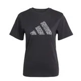 Remera Adidas negra de corte clásico, con logo de la marca estampado en gris con diseño animal print.