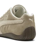 Championes Puma Speedcat Elevated color marrón arena, confeccionados en gamuza, con logo Puma en el lateral y suela de goma marrón.