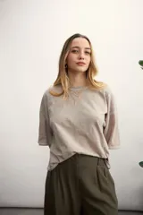 Remera color verde agua, de corte holgado y mangas cortas con dobladillo.