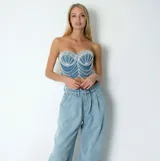Corset de jean celeste con perlas, strass y tiras removibles.