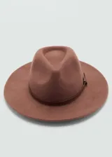 Sombrero marrón de ala ancha con cinta decorativa.