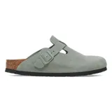 Zueco Birkenstock Boston SFB color verde salvia, con plantilla anatómica de corcho y látex, capellada de cuero gamuzado y suela de goma EVA.
