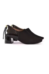 Zapato negro de cuero Nobuck y Napa con punta cuadrada, suela laqueada antideslizante, cierre trasero y taco forrado de 5 cm.