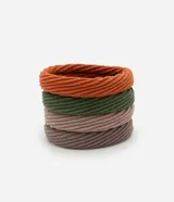 Set de cuatro gomitas de pelo elásticas con textura trenzada, sin costuras, en colores verde, naranja, marrón y rosa.