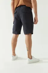 Bermuda cargo color beige para hombre, con logo en grifa metálica y pasa cinto.