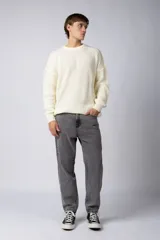 Pantalón de jean gris con efecto lavado, corte mom fit, tiro alto y pierna recta.