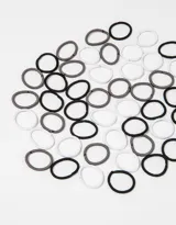 Set de 50 gomitas elásticas para el pelo en colores negro, gris y blanco.