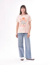 Remera color crudo con estampado de un pez rojo en el frente.