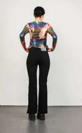 Pantalón jean negro de corte acampanado con abertura en los laterales.