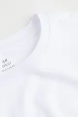 Musculosa blanca de punto liviano con ribete acanalado en cuello y sisas. Confeccionada con tejido funcional COOLMAX®, una fibra de poliéster de secado rápido que elimina la humedad y regula la temperatura corporal.