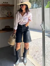 Bermuda de jean color negro, corte a la rodilla y tiro alto.