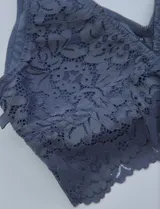 Pack de dos bralettes de encaje, marca Jessica Simpson. Uno color rosado y otro color azul.