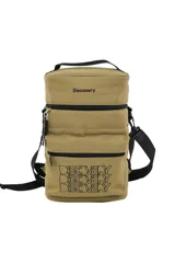 Mochila cilíndrica color beige/camel, con tres compartimentos apilados cerrados con cremallera negra. Presenta el logo "Discovery" bordado en la parte superior y el mismo texto repetido tres veces en la parte inferior. Incluye asa superior y correa ajustable para llevar al hombro.