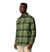Camisa de franela Columbia para hombre, a cuadros en tonos negro, gris, beige y blanco. Confeccionada en algodón con elastano para mayor comodidad y flexibilidad. Cuenta con cuello abotonado, cierre frontal con botones, dos bolsillos en el pecho con cierre de botón y puños abotonados.