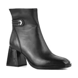 Bota corta negra de cuero con caña alta y taco cuadrado. Presenta una hebilla metálica decorativa en la parte superior y puntera cuadrada.