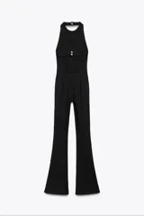 Mono largo negro de tejido elástico, con cuello halter, espalda descubierta y bajo acampanado.